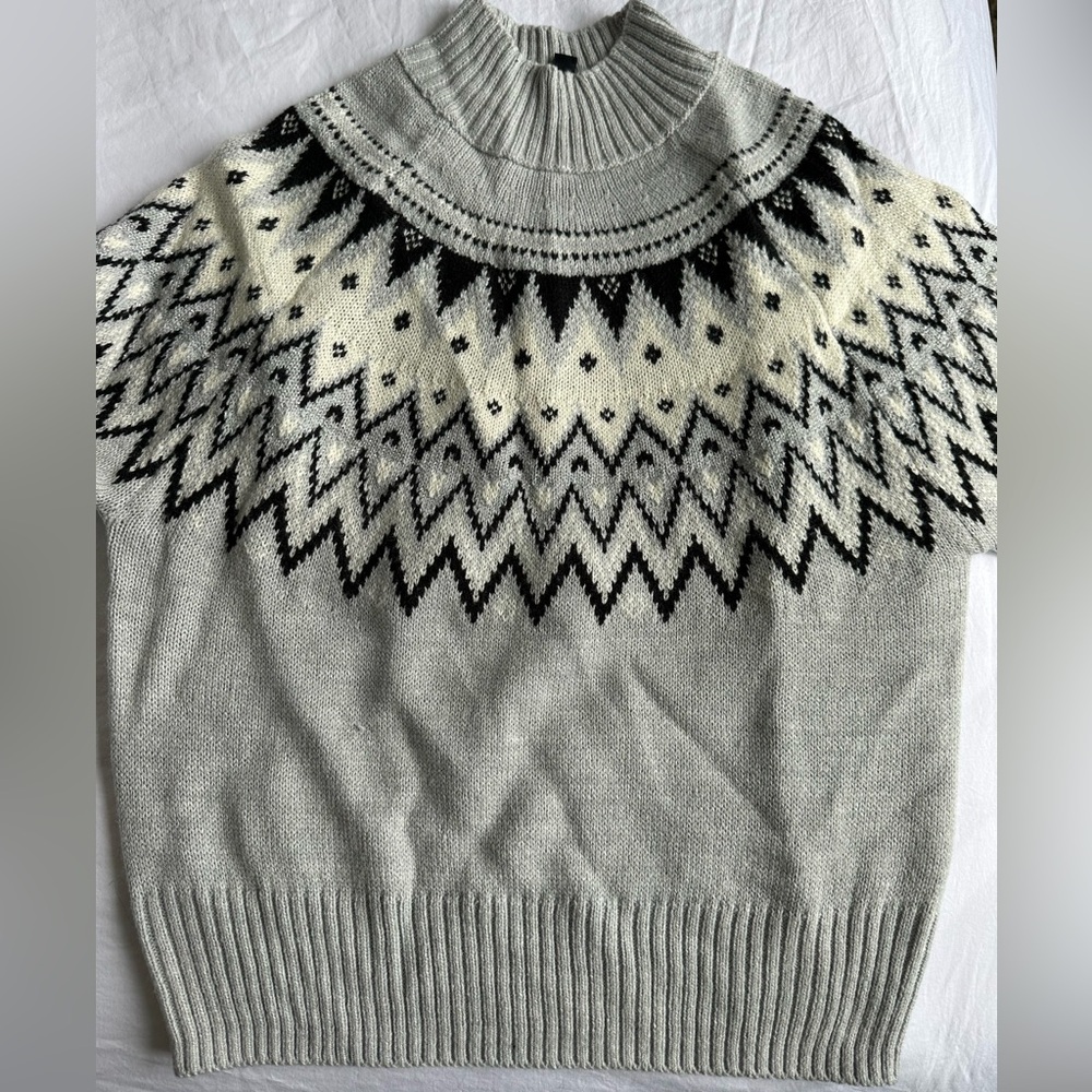 H&M size S detailed gray turtleneck sweater wore once. Excellent condition